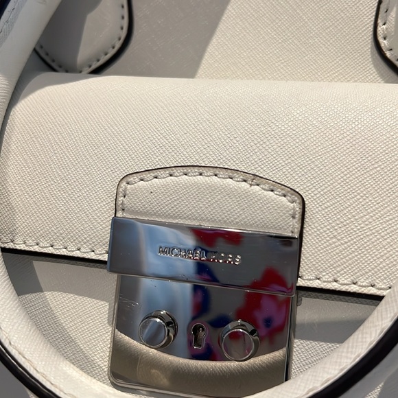 White with silver Michael Kors purse in excellent like new condition - Picture 4 of 4